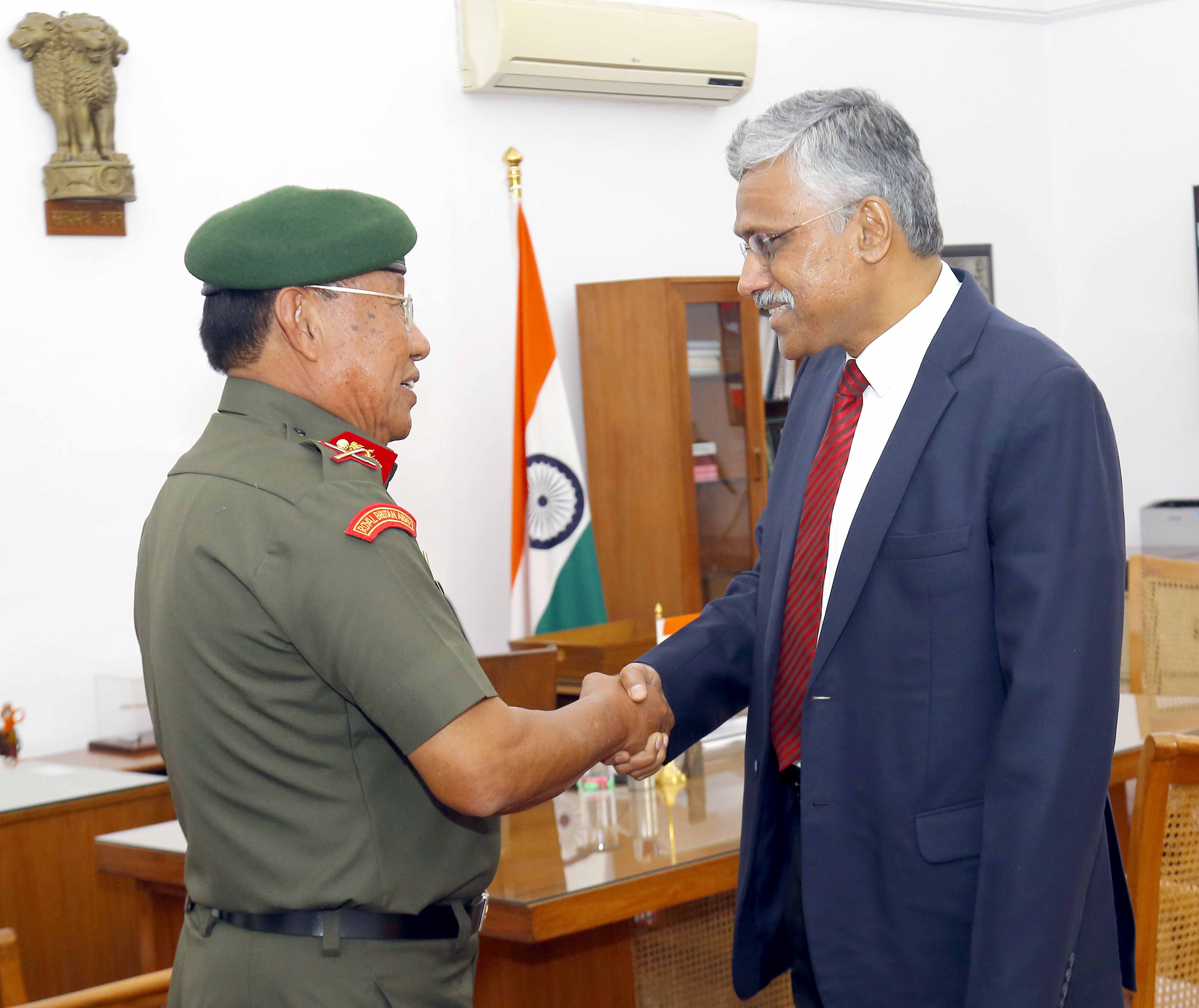 रॉयल भूटान आर्मी के चीफ ऑपरेशन्स ऑफिसर लेफ्टिनेंट जनरल बैटू शेरिंग 01 नवंबर 2022 को नई दिल्ली में रक्षा सचिव श्री गिरिधर अरमने से भेंटवार्ता करते हुए।
