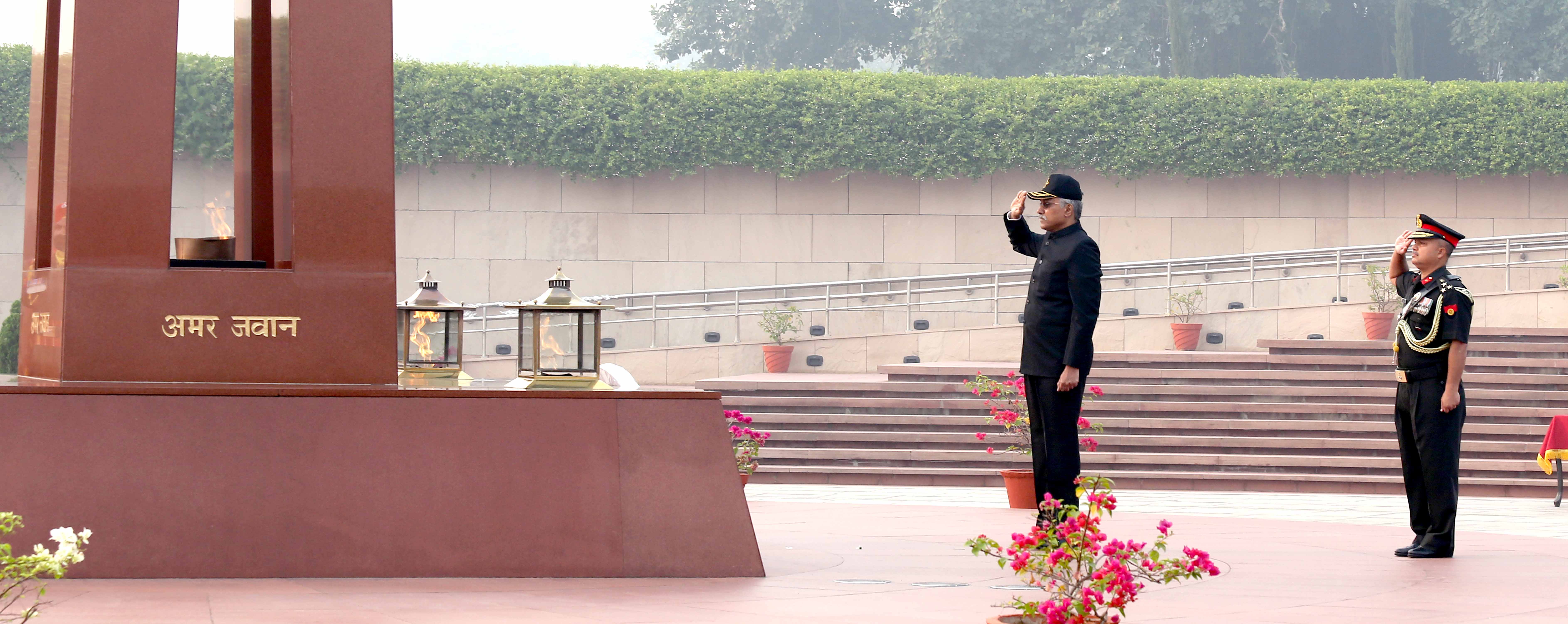 श्री गिरिधर अरमने 01 नवंबर 2022 को रक्षा सचिव का पद संभालने से पहले नई दिल्ली में राष्ट्रीय समर स्मारक पर वीरगति को प्राप्त सैनिकों को श्रद्धांजलि अर्पित करते हुए।