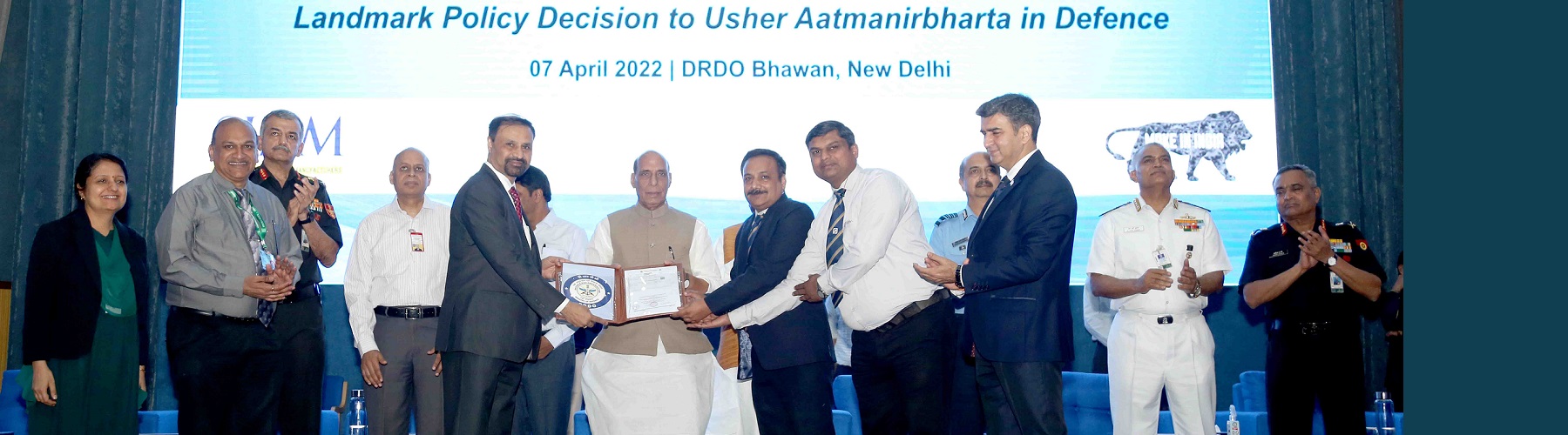 रक्षा मंत्री श्री राजनाथ सिंह नई दिल्ली में 07 अप्रैल 2022 को डीआरडीओ द्वारा विकसित प्रौद्योगिकियों के हस्तांतरण के लिए उद्योगों को लाइसेंसिंग समझौते सौंपते हुए।