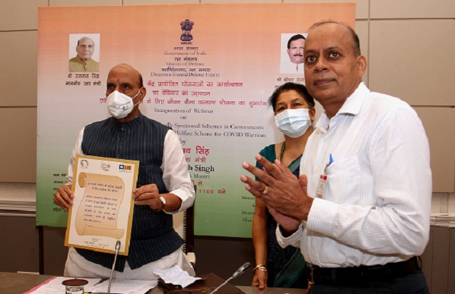 रक्षा मंत्री श्री राजनाथ सिंह ने मंगलवार 25 अगस्त 2020 को नई दिल्ली में छावनी परिषद् के 10,000 श्रमिकों को लाभान्वित करने वाली बीमा योजना की शुरुआत करते हुए।