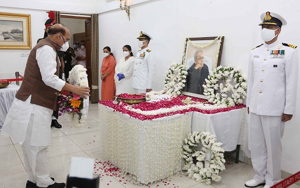 Raksha Mantri Shri Rajnath Singh paying his last respects to former President Pranab Mukherjee in New Delhi on Tuesday, September 1, 2020